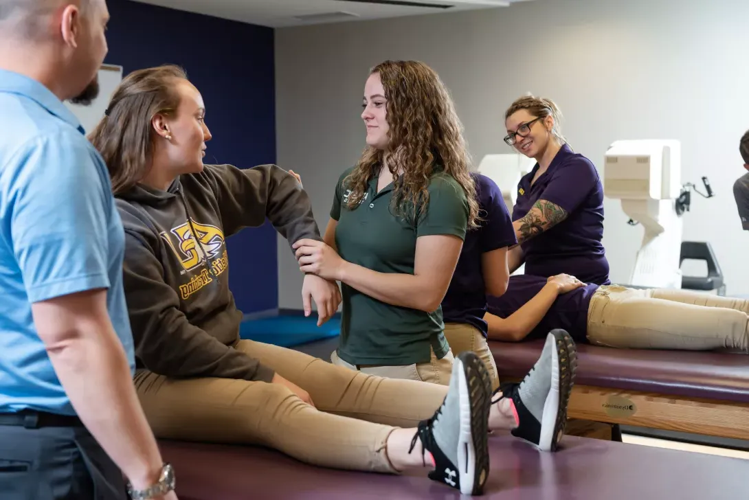 运动训练学生练习与病人一起工作