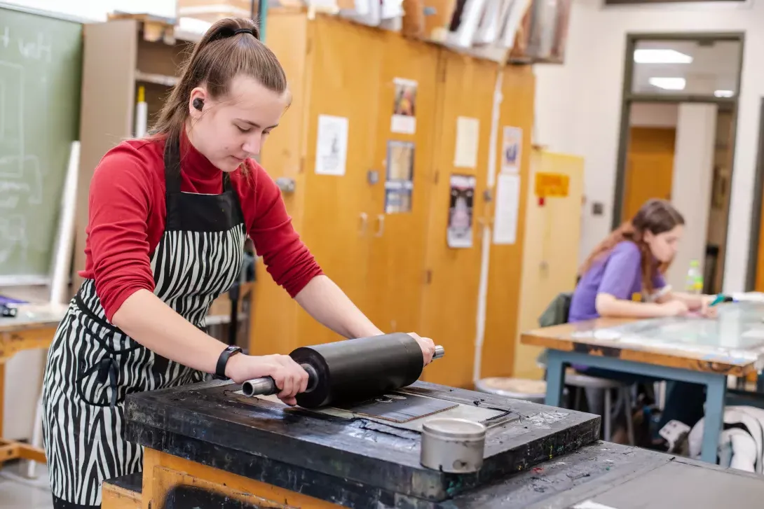 版画 student preparing a print plate